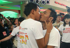 ฮือฮา! คู่ชายรักชาย ทุบสถิติโลก จูบมาราธอน