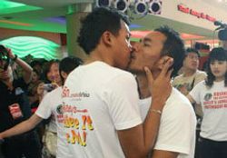 ฮือฮา! คู่ชายรักชาย ทุบสถิติโลก จูบมาราธอน