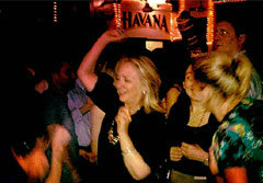 หมดลุค! ฮิลลารี คลินตัน แดนซ์กระจายไม่แคร์สื่อ