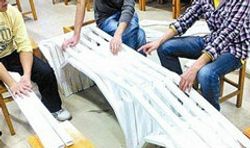 เจ๋ง! เด็กจีนสร้างสะพานจากกระดาษ แข็งแรงเหมือนจริง