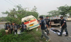 รถตู้สายปราจีนฯ กทม.อัดท้ายสิบล้อผู้โดยสารดับ 2 ศพ