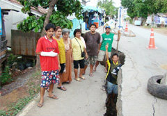 ผวา! ถนนทรุดดูดบ้านลงคลอง หนีตายวุ่น