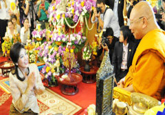 เจ้าอาวาสวัดยานนาวา เทศน์สอนยิ่งลักษณ์  ต้องตอบแทนบุญคุณแผ่นดิน