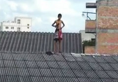 เด็กชายหนีออกจากบ้าน ตกใจตำรวจปีนขึ้นหลังคา