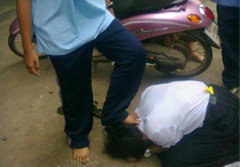 ว่อนเน็ต! ภาพนักเรียนหญิงมัธยมเหยียบหัวเพื่อน