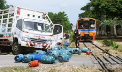 รถไฟนำเที่ยวชนรถแก๊ส โชคดีไม่ระเบิดซ้ำ