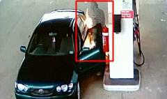 ไฟลุกพรึบ! ฝรั่งพิเรนท์จุดไฟแช็กขณะเติมน้ำมัน