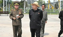 ผู้นำเกาหลีเหนือ อนุญาตประชาชนใช้มือถือ กินพิซซ่าได้แล้ว