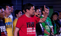 คนฮือฮา! อภิสิทธิ์ ใส่เสื้อแดงขึ้นเวทีปราศรัย