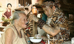 ฤาษีกตัญญูเลี้ยงแม่วัย 84 ไม่สนคนมองไม่เหมาะสม