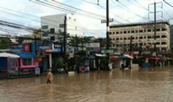 ทะเลหนุน-ฝนถล่มภูเก็ตข้ามคืน น้ำท่วมเกาะ