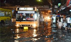 ฝนกระหน่ำกรุงน้ำท่วมขังหลายจุดรถติดหนัก