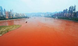 แม่น้ำแยงซีกลายเป็นสีแดง โยงสัญญาณวันสิ้นโลก