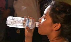 "ขอดื่มน้ำ 3 ขวดก่อน" วลีฮิตชั่วข้ามคืน ของกิ๊ฟซ่า เกิร์ลลี่เบอรี่