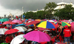 เสื้อแดงรำลึก 6 ปีรัฐประหาร กลางสายฝน รอทักษิณ วีดีโอลิงค์