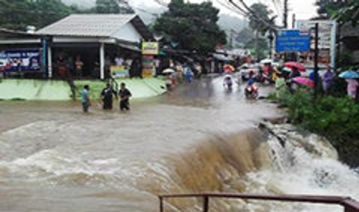 ฝนตกกระหน่ำเกาะช้าง น้ำป่าหลากตัดถนน