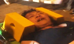 สาวเมาซิ่งเก๋งป้ายแดงชนเสาไฟ ด่าจนท.ขณะช่วยส่งรพ.