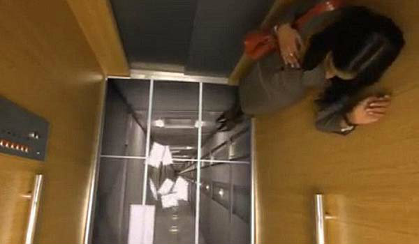 ผวา! พื้นลิฟท์ที่ยืนอยู่ร่วงหายไป