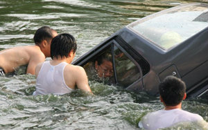 ระทึก! ภาพเหตุการณ์ 5ทหารลงไปช่วยป้าขับรถตกน้ำ