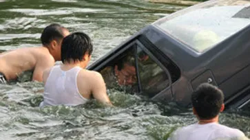 ระทึก! ภาพเหตุการณ์ 5ทหารลงไปช่วยป้าขับรถตกน้ำ