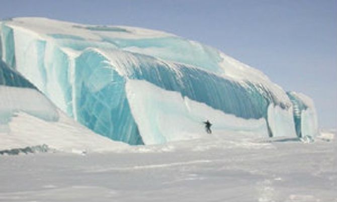 ตะลึง!! คลื่นน้ำแข็งสูงยักษ์ โผล่ที่ขั้วโลกใต้