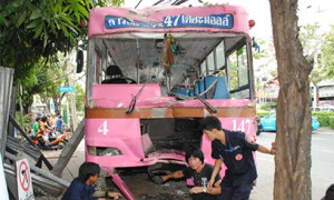 รถเมล์ซิ่งชนแหลก-ผู้โดยสารบาดเจ็บ2ราย