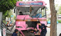 รถเมล์ซิ่งชนแหลก-ผู้โดยสารบาดเจ็บ2ราย