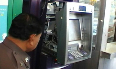 ATM กระเด้งเปิดเอง ชาวบ้านแจ้งตำรวจกลัวเงินหาย