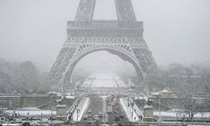 การจราจรทางเครื่องบิน ถนนและรถไฟฝรั่งเศสชะงักเป็นวันที่ 2 เพราะหิมะตกหนัก
