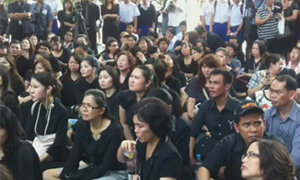 ครู-น.ร. อัสสัมชัญอ่านประกาศ 5 ข้อ ไล่ ผอ.