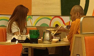 ภาพพระทานดินเนอร์กับหญิงสาว ว่อนเน็ต!