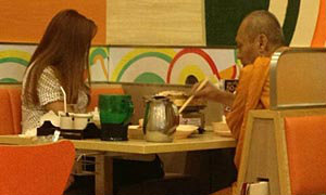 สำนักพุทธฯสั่งล่าตัว พระนั่งดินเนอร์กับสาว