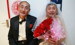 คนจีนอึ้ง! ชายวัยดึกควงชายแต่งงาน โพสต์ภาพว่อนเน็ต