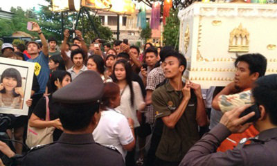 ญาติแห่ศพเหยื่อฆ่าข่มขืนตั้งหน้าบ้านนายก