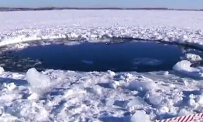 รัสเซียเผยภาพ 'หลุมอุกกาบาต' ตกธารน้ำแข็งใกล้เมือง