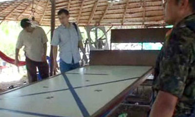 มีแบบนี้ด้วย ตร.บุกจับโปปั่นงานศพ ผญบ.สั่ง ชาวบ้านล้อมไม่ให้กลับ