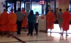 อึ้ง! ภาพว่อนเน็ต พระสงฆ์ หน้าร้านอาหารชื่อดัง