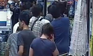 เปิดภาพคลิป 2 สาวโดนรุม หลังถูกกล่าวหาเป็นนางนกต่อ