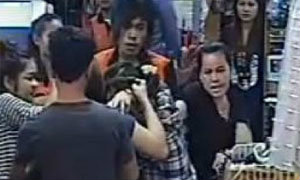 บ่าย 2 ตำรวจ นัดเจรจาแม่ค้าตลาดบ้านหม้อที่ถูกรุมตบ