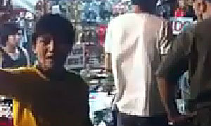 รุมโห่! ตร.จับลิขสิทธิ์ เจอแม่ค้าตลาดนัดจวกยับ