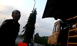 คลิปแฉ! เจ้าหน้าที่กรมทางหลวงจับรถการไฟฟ้าข้อหาหมั่นไส้