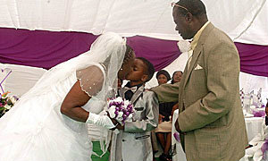 อึ้ง! เด็ก 8 ขวบแต่งงานกับเจ้าสาวรุ่นยาย