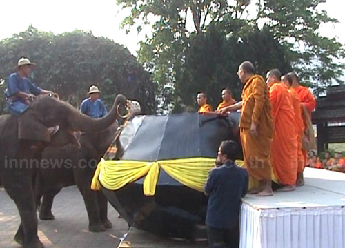 ลำปางจัดกิจกรรมวันช้างไทย-นำช้างตักบาตร