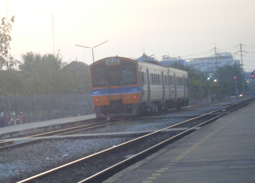 ระทึก! รถไฟมหาชัย-วงเวียนใหญ่ ตกราง