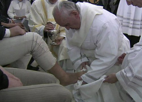 โป๊ปฟรานซิส ล้าง-จุมพิต เท้านักโทษ