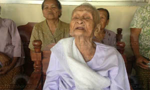 พบคุณยายอายุ 102 ปี สุขภาพดีทั้ง กายใจ เคล็ดลับ รำวง สวดมนต์
