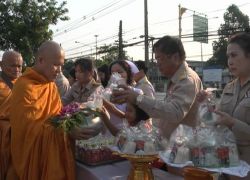 ข้าราชการพลเรือนเมืองจันท์ทำบุญตักบาตร