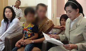 แพทย์ระบุอาการ "น้องเอย" ครูลืมในรถยังน่าห่วง