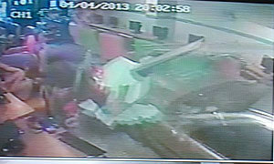 ระทึก! ป้าวัย 60 ขับเก๋งพุ่งชนร้านเกมส์พังยับ