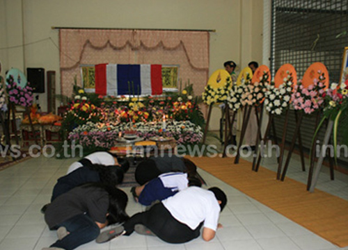 ผู้ว่านราฯ อัญเชิญพวงมาลาพระราชทาน